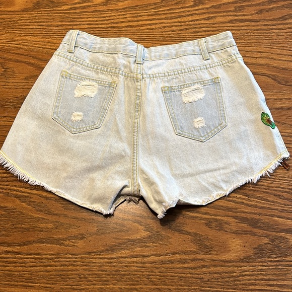 ETWO Embroidered High Rise Distressed Raw Hem Jean Shorts - Picture 4 of 12